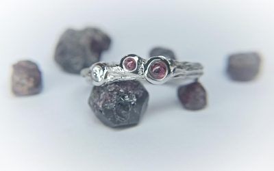 Anillo de pedida original: Historia del anillo con granates en bruto y diamante.