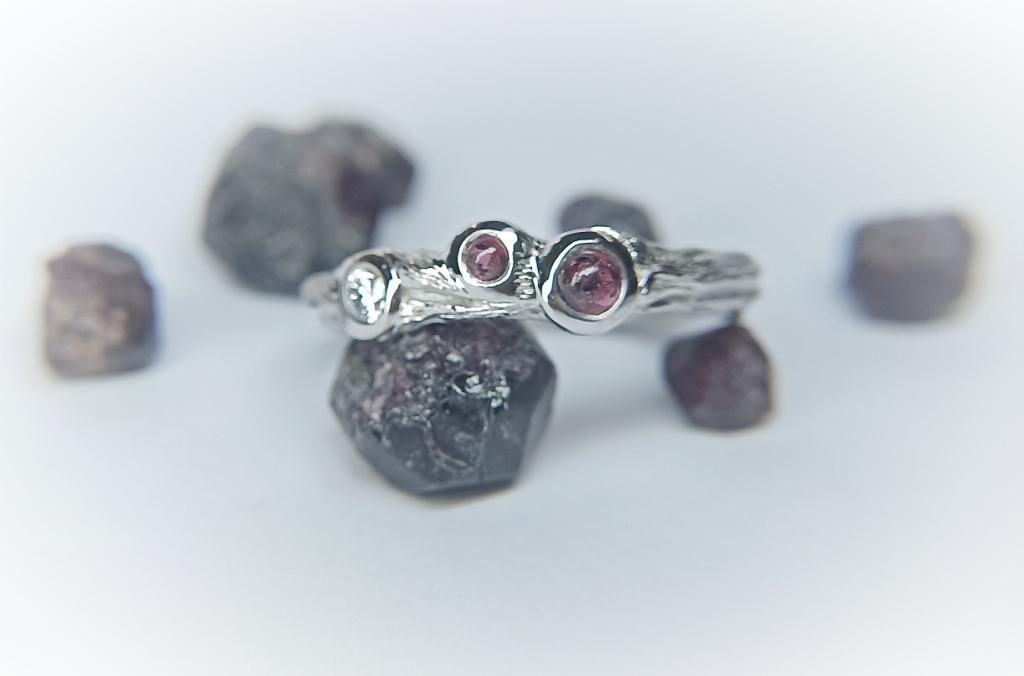 Anillo de pedida original: Historia del anillo con granates en bruto y diamante.