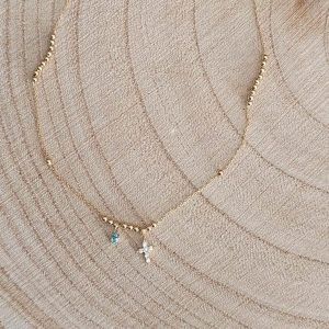Collar en oro de 18k con aguamarina y cruz de circonita