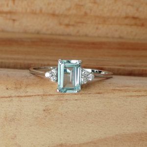 Anillo Oro Blanco 18k con aguamarina rectangular  y brillantes
