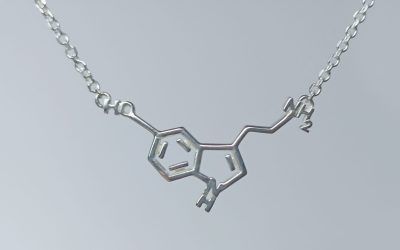Serotonina en Joya: Colgante Personalizado