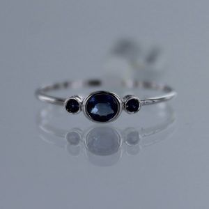 Anillo Oro blanco 18K con zafiros