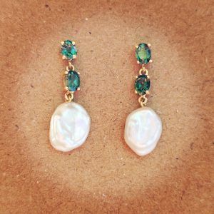 Pendientes perla cultivada barroca oro amarillo 18k con turmalina verde