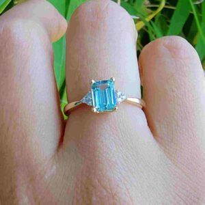 Anillo oro 18k con brillantes y aguamarina natural