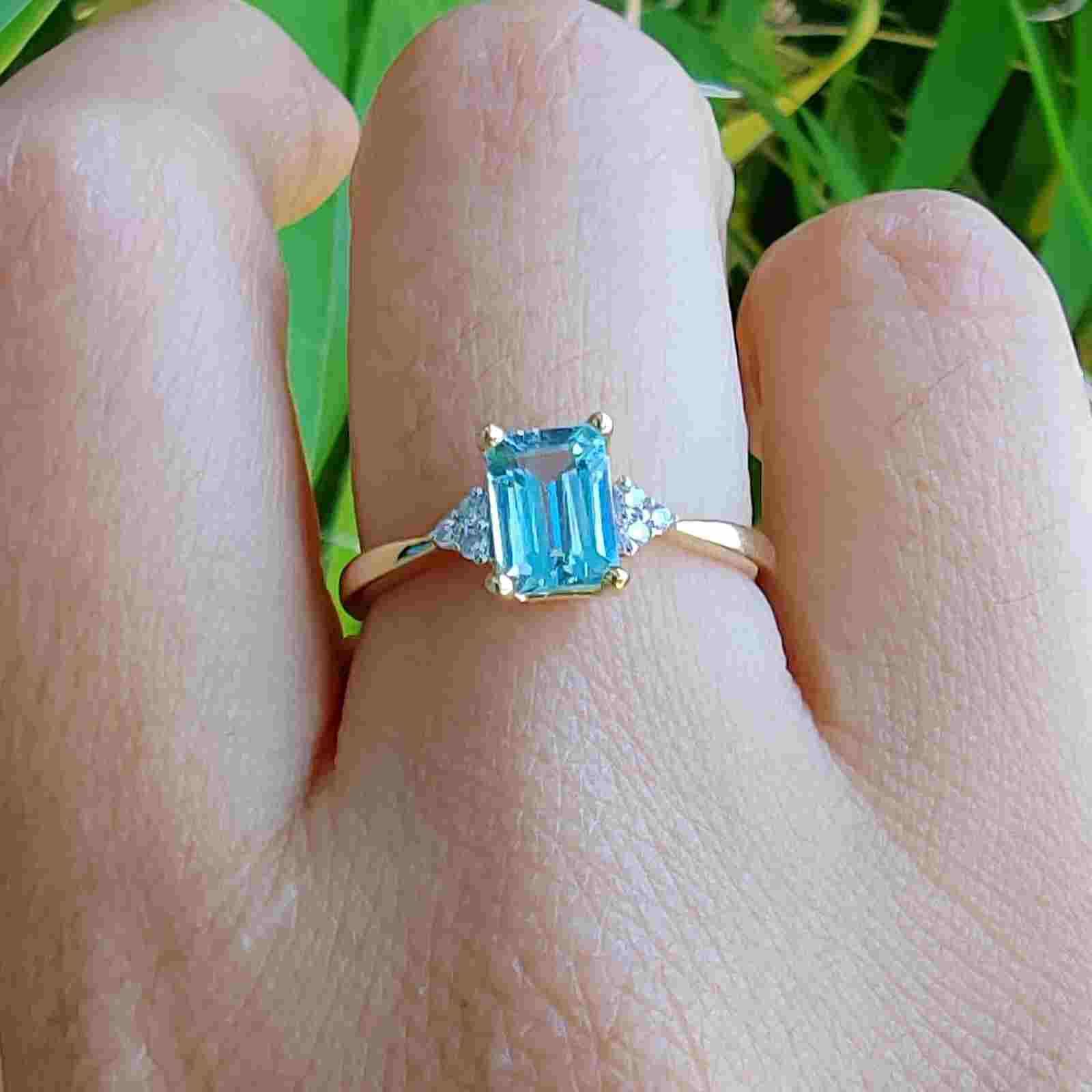 Anillo oro 18k con brillantes y aguamarina natural