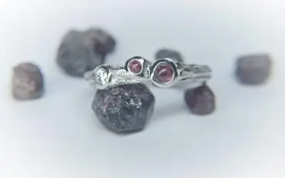 Anillo de pedida original: Historia del anillo con granates en bruto y diamante.