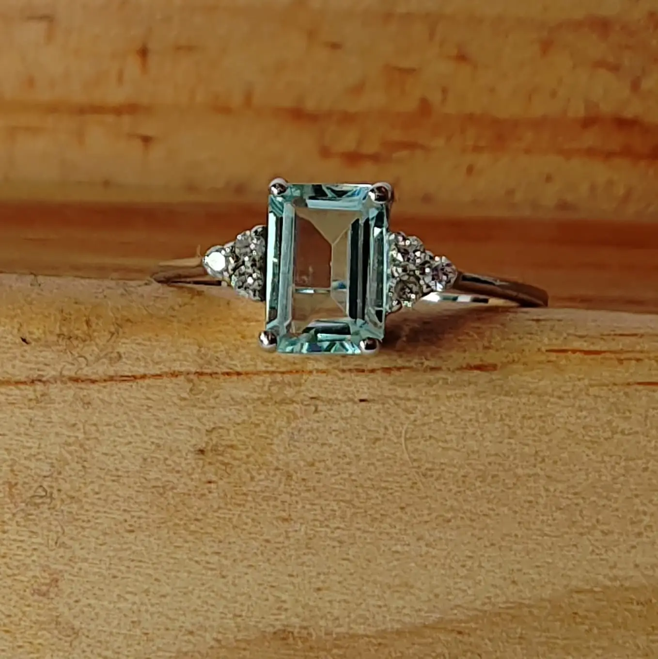 Anillo Oro Blanco 18k con aguamarina rectangular  y brillantes - Imagen 5