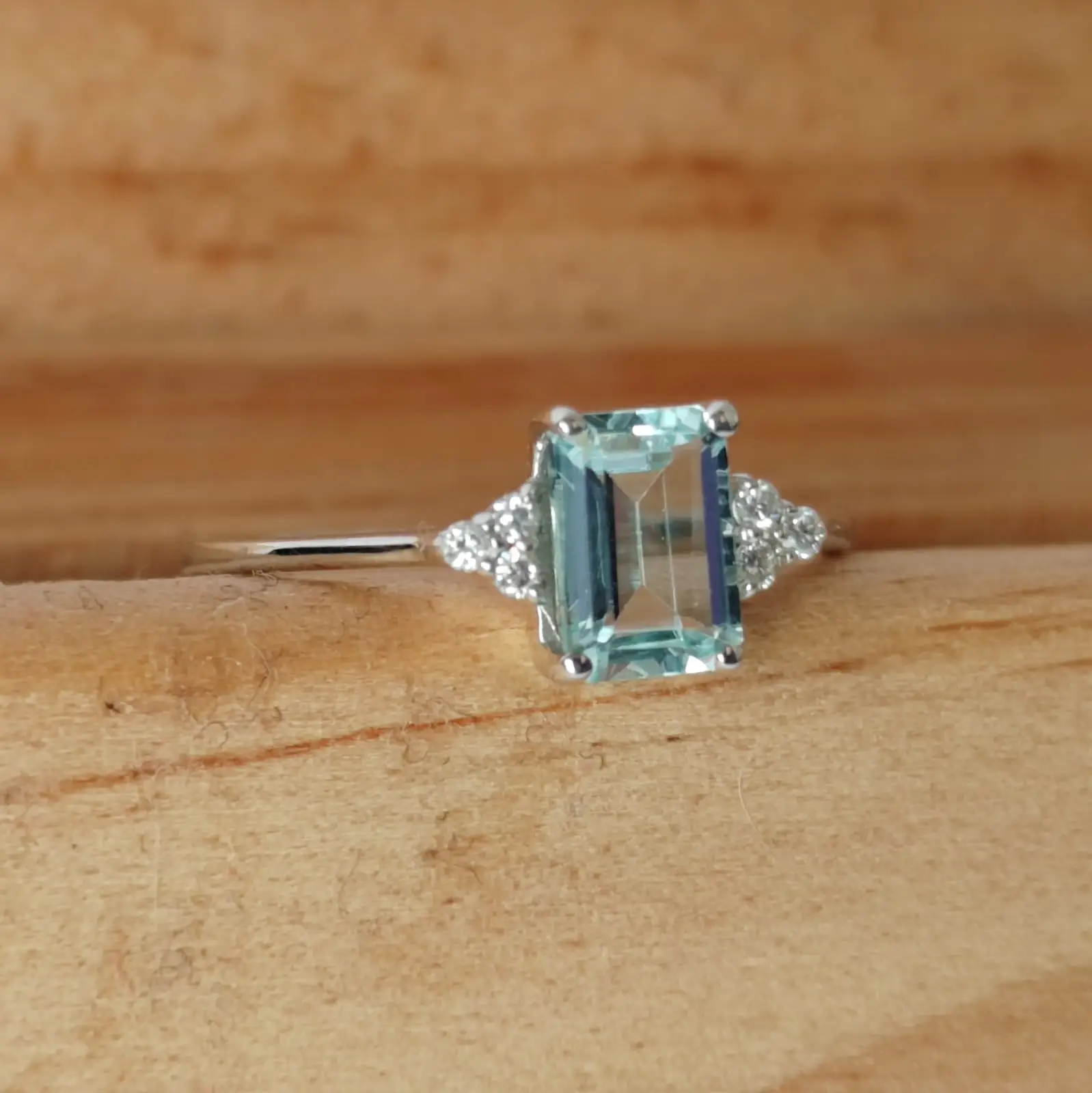 Anillo Oro Blanco 18k con aguamarina rectangular  y brillantes - Imagen 4