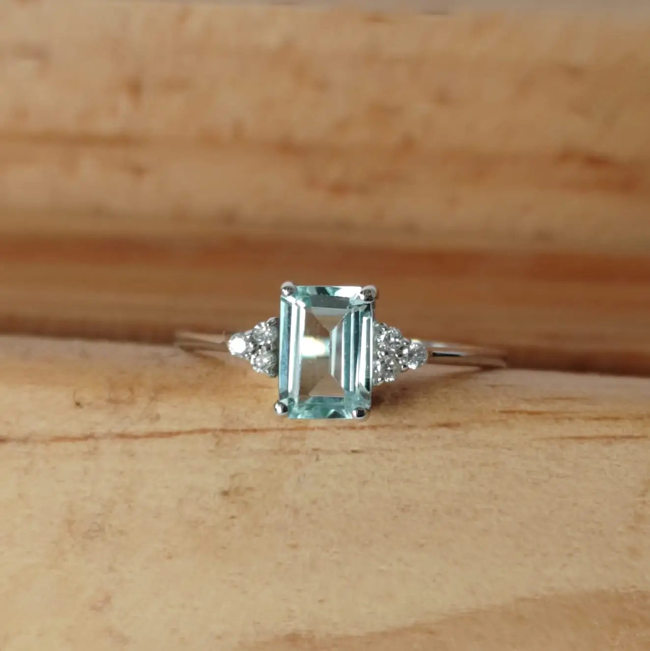Anillo Oro Blanco 18k con aguamarina rectangular  y brillantes - Imagen 3