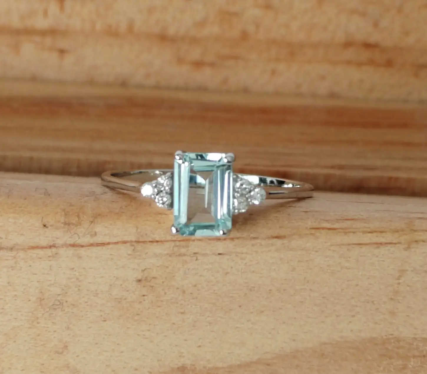 Anillo Oro Blanco 18k con aguamarina rectangular  y brillantes