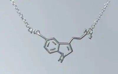 Serotonina en Joya: Colgante Personalizado