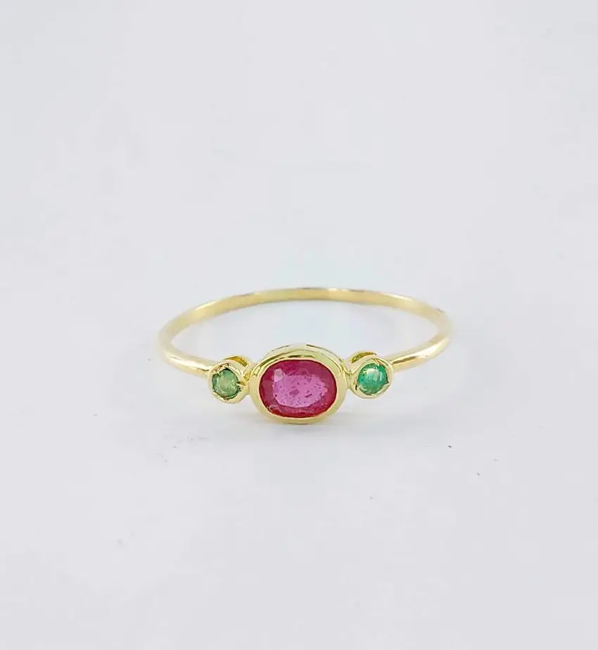 Anillo Oro 18k con rubí y esmeraldas