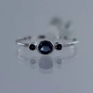 Anillo Oro blanco 18K con zafiros