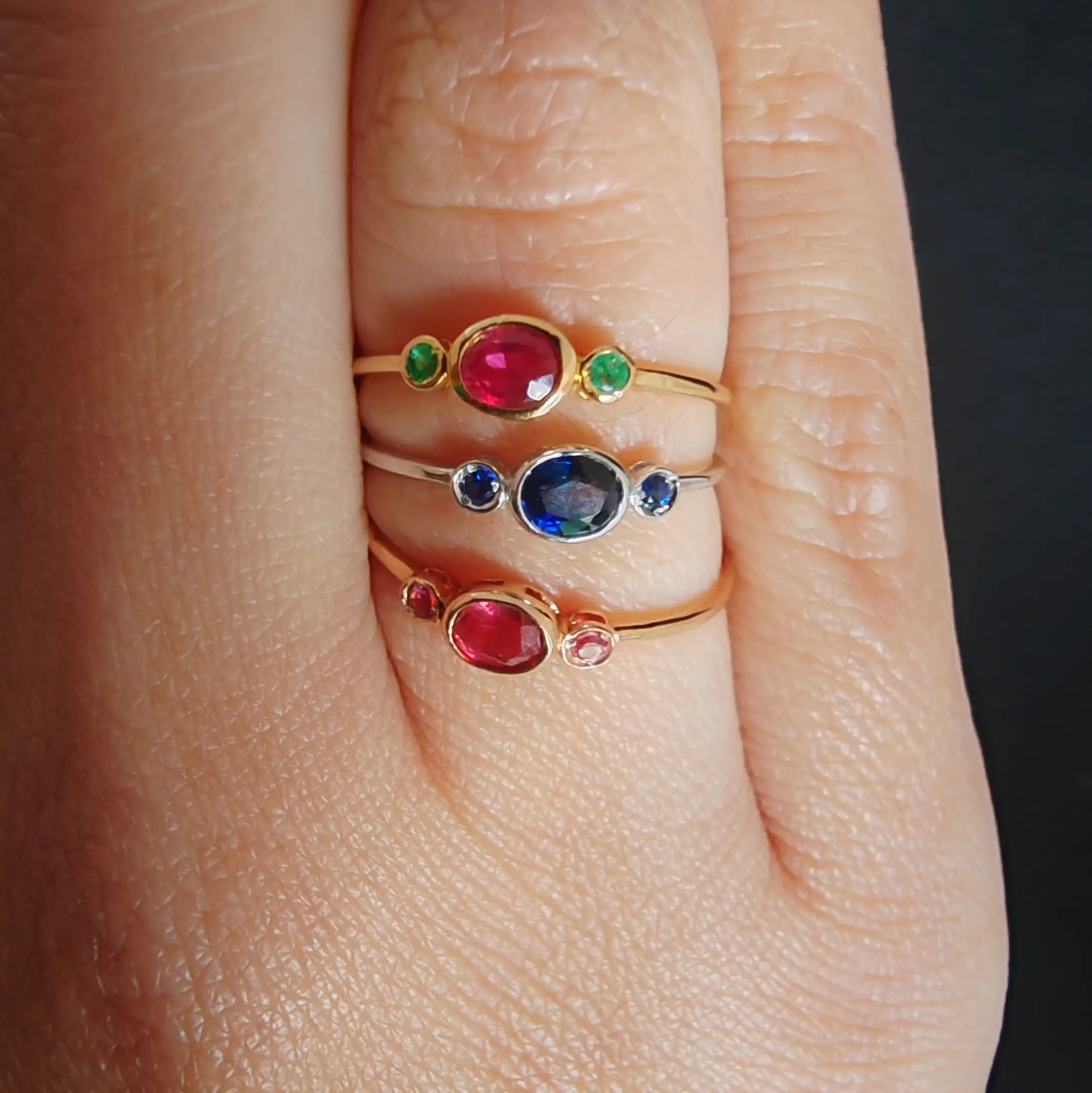 Anillo Oro 18k con rubí y esmeraldas - Imagen 2