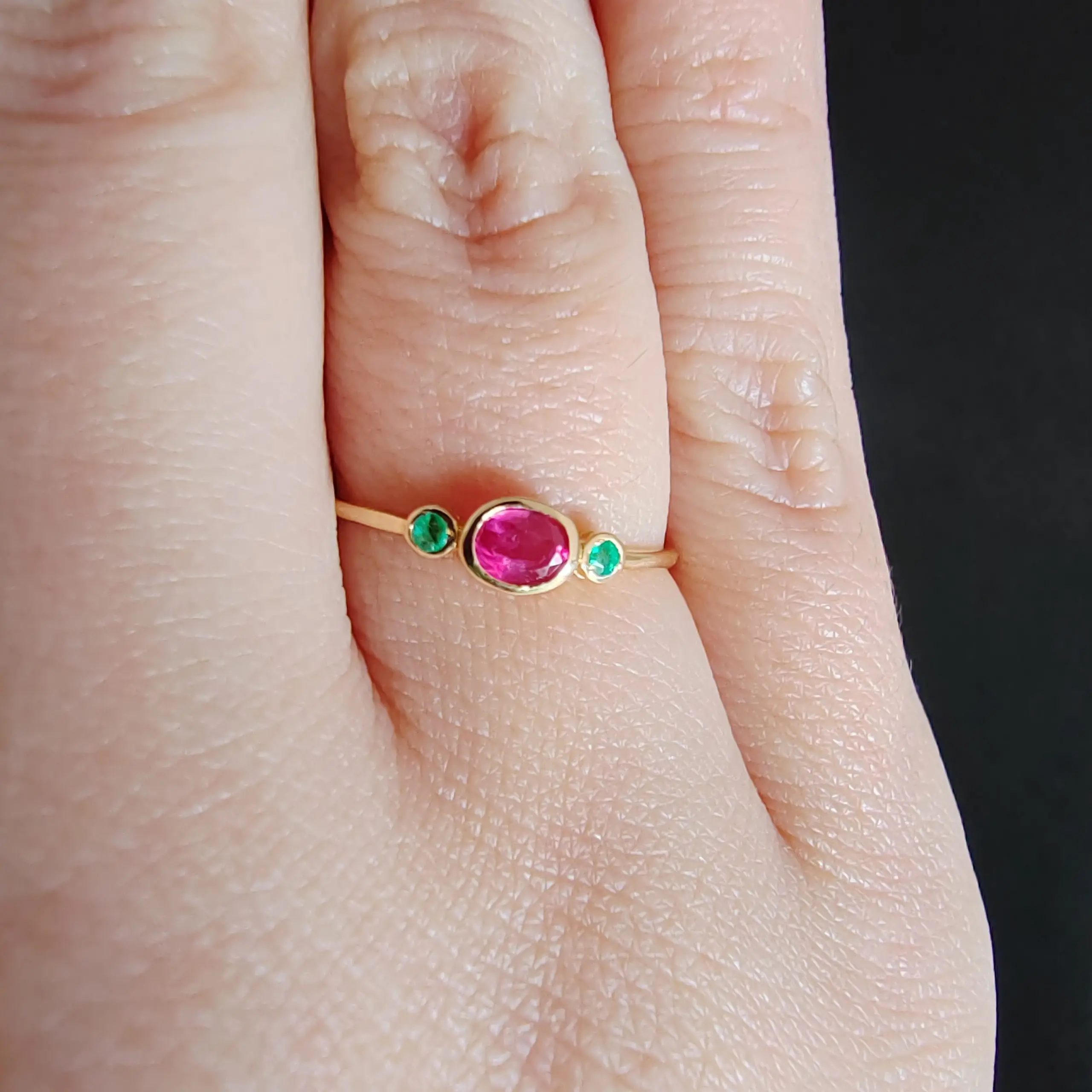 Anillo Oro 18k con rubí y esmeraldas - Imagen 3