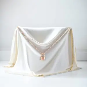 Colgante candado en oro rosa 18k