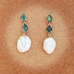 Pendientes perla cultivada barroca oro amarillo 18k con turmalina verde