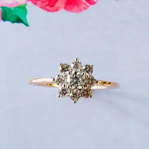 Anillo oro 18k tipo rosetón con diamantes talla brillante